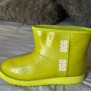 Preown great condition us6uk5Lime green plastic warm and cozy uggs